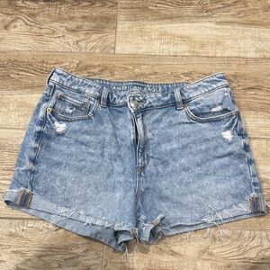 American Eagle Distressed Mom Short
